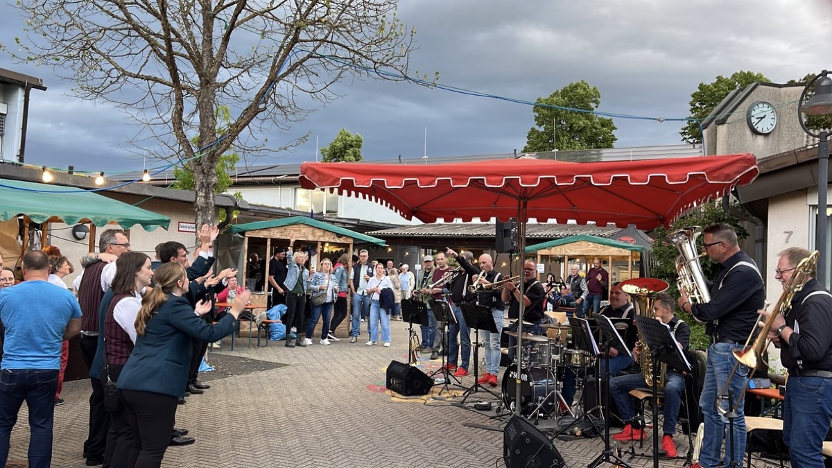 blech'n'takt im Pavillon, das Publikum jubelt und applaudiert während des Auftritts.